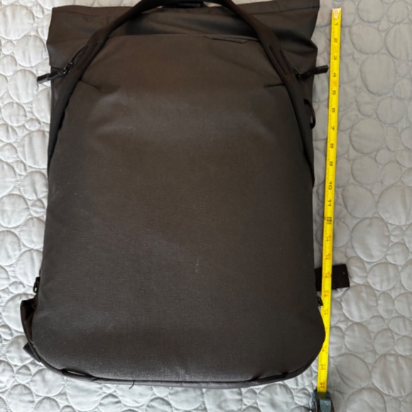 Peak Design Every Day Tote\Backpack Black with Gray Interior - Picture 11 of 16